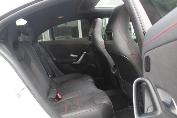 Mercedes-Benz CLA-Klasse 200 Business Solution AMG / Panoramadak / Camera / Sfeerverlichting / 18'' / Leder&Alcantara / Stoelverwarming / DAB / Cruise Control