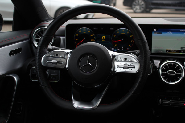 Mercedes-Benz CLA-Klasse 200 Business Solution AMG / Panoramadak / Camera / Sfeerverlichting / 18'' / Leder&Alcantara / Stoelverwarming / DAB / Cruise Control