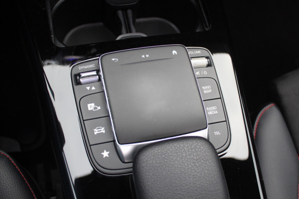 Mercedes-Benz CLA-Klasse 200 Business Solution AMG / Panoramadak / Camera / Sfeerverlichting / 18'' / Leder&Alcantara / Stoelverwarming / DAB / Cruise Control