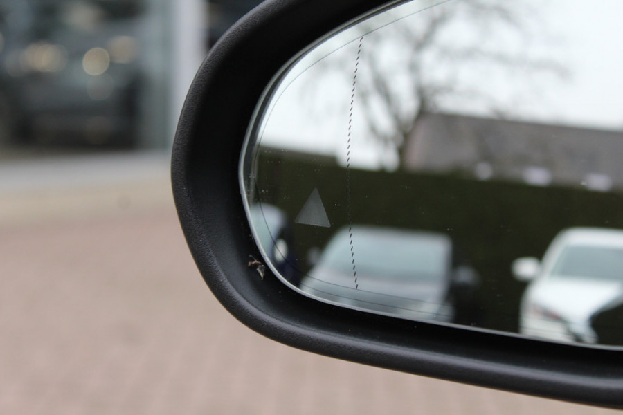 Mercedes-Benz CLA-Klasse 200 Business Solution AMG / Panoramadak / Camera / Sfeerverlichting / 18'' / Leder&Alcantara / Stoelverwarming / DAB / Cruise Control