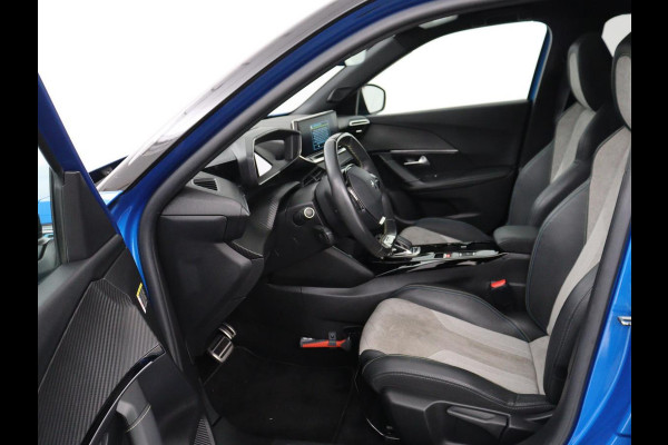 Peugeot e-2008 EV GT Pack 50 kWh | 3-Fase | Panoramadak | Stoelverwarming | Trekhaak | Adaptive cruise | Leder/Alcantara | Carplay | Keyless | Digital Cockpit | Navigatie | Full LED