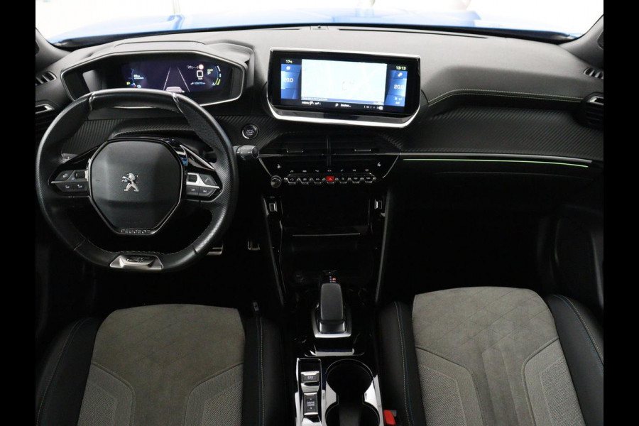 Peugeot e-2008 EV GT Pack 50 kWh | 3-Fase | Panoramadak | Stoelverwarming | Trekhaak | Adaptive cruise | Leder/Alcantara | Carplay | Keyless | Digital Cockpit | Navigatie | Full LED