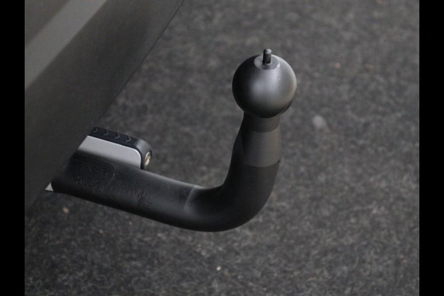 Peugeot e-2008 EV GT Pack 50 kWh | 3-Fase | Panoramadak | Stoelverwarming | Trekhaak | Adaptive cruise | Leder/Alcantara | Carplay | Keyless | Digital Cockpit | Navigatie | Full LED