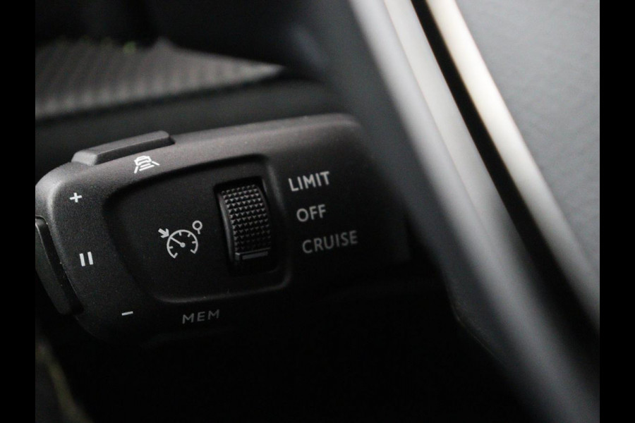 Peugeot e-2008 EV GT Pack 50 kWh | 3-Fase | Panoramadak | Stoelverwarming | Trekhaak | Adaptive cruise | Leder/Alcantara | Carplay | Keyless | Digital Cockpit | Navigatie | Full LED