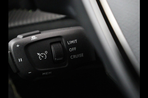 Peugeot e-2008 EV GT Pack 50 kWh | 3-Fase | Panoramadak | Stoelverwarming | Trekhaak | Adaptive cruise | Leder/Alcantara | Carplay | Keyless | Digital Cockpit | Navigatie | Full LED