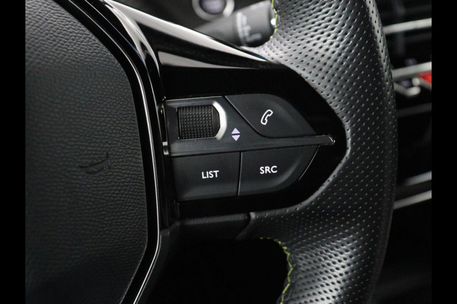 Peugeot e-2008 EV GT Pack 50 kWh | 3-Fase | Panoramadak | Stoelverwarming | Trekhaak | Adaptive cruise | Leder/Alcantara | Carplay | Keyless | Digital Cockpit | Navigatie | Full LED