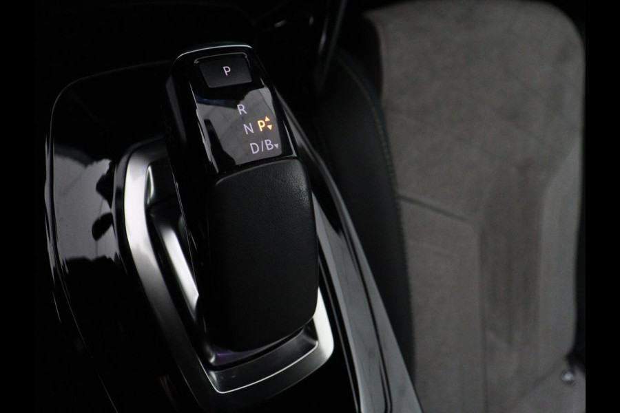 Peugeot e-2008 EV GT Pack 50 kWh | 3-Fase | Panoramadak | Stoelverwarming | Trekhaak | Adaptive cruise | Leder/Alcantara | Carplay | Keyless | Digital Cockpit | Navigatie | Full LED
