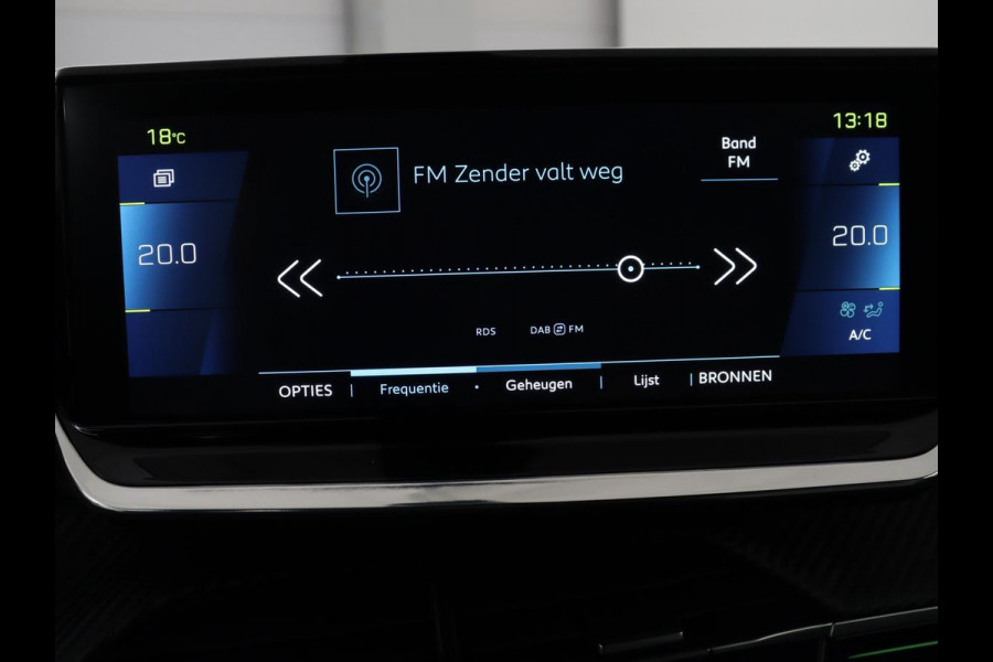 Peugeot e-2008 EV GT Pack 50 kWh | 3-Fase | Panoramadak | Stoelverwarming | Trekhaak | Adaptive cruise | Leder/Alcantara | Carplay | Keyless | Digital Cockpit | Navigatie | Full LED