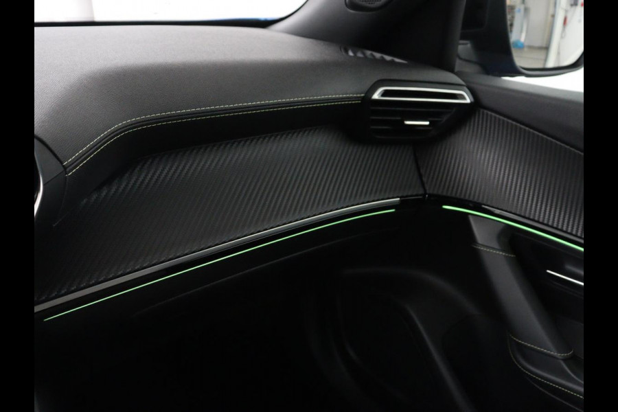 Peugeot e-2008 EV GT Pack 50 kWh | 3-Fase | Panoramadak | Stoelverwarming | Trekhaak | Adaptive cruise | Leder/Alcantara | Carplay | Keyless | Digital Cockpit | Navigatie | Full LED