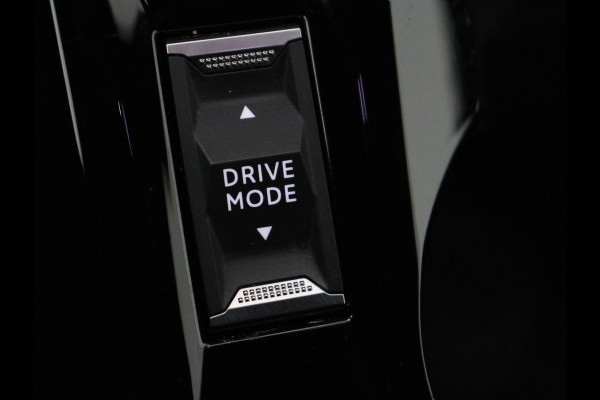 Peugeot e-2008 EV GT Pack 50 kWh | 3-Fase | Panoramadak | Stoelverwarming | Trekhaak | Adaptive cruise | Leder/Alcantara | Carplay | Keyless | Digital Cockpit | Navigatie | Full LED