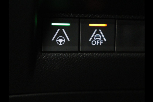 Peugeot e-2008 EV GT Pack 50 kWh | 3-Fase | Panoramadak | Stoelverwarming | Trekhaak | Adaptive cruise | Leder/Alcantara | Carplay | Keyless | Digital Cockpit | Navigatie | Full LED