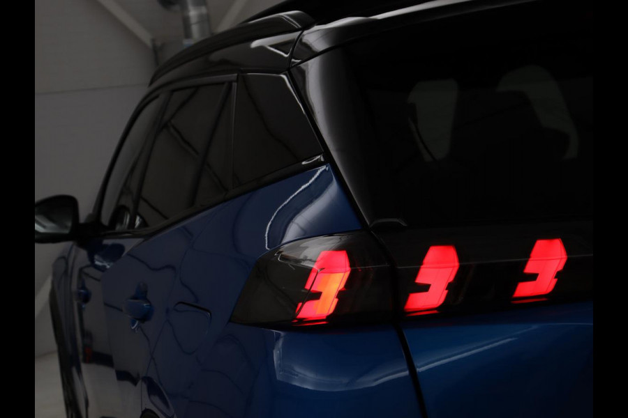 Peugeot e-2008 EV GT Pack 50 kWh | 3-Fase | Panoramadak | Stoelverwarming | Trekhaak | Adaptive cruise | Leder/Alcantara | Carplay | Keyless | Digital Cockpit | Navigatie | Full LED