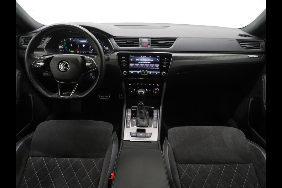 Škoda Superb Combi 1.4 TSI iV Sportline | Sportstoelen | Adaptive Cruise | Trekhaak | Keyless | Camera | Memory | Sfeerlicht