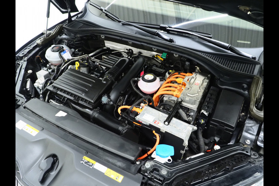 Škoda Superb Combi 1.4 TSI iV Sportline | Sportstoelen | Adaptive Cruise | Trekhaak | Keyless | Camera | Memory | Sfeerlicht