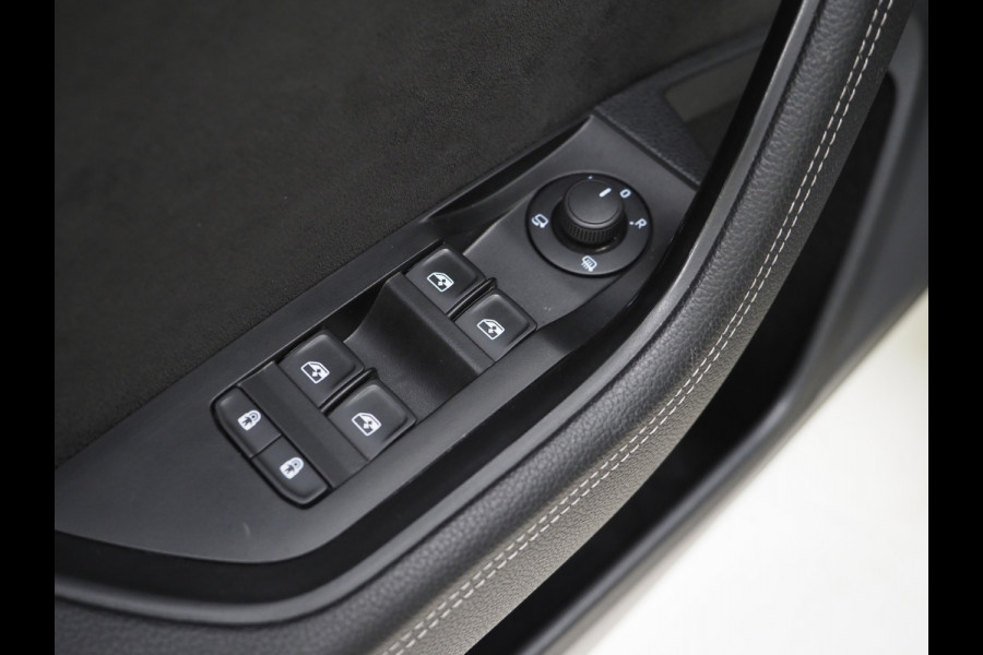 Škoda Superb Combi 1.4 TSI iV Sportline | Sportstoelen | Adaptive Cruise | Trekhaak | Keyless | Camera | Memory | Sfeerlicht