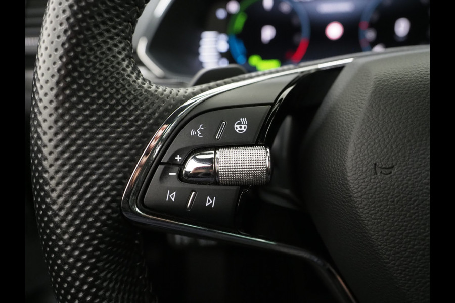 Škoda Superb Combi 1.4 TSI iV Sportline | Sportstoelen | Adaptive Cruise | Trekhaak | Keyless | Camera | Memory | Sfeerlicht