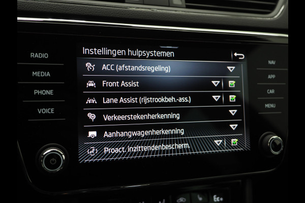 Škoda Superb Combi 1.4 TSI iV Sportline | Sportstoelen | Adaptive Cruise | Trekhaak | Keyless | Camera | Memory | Sfeerlicht