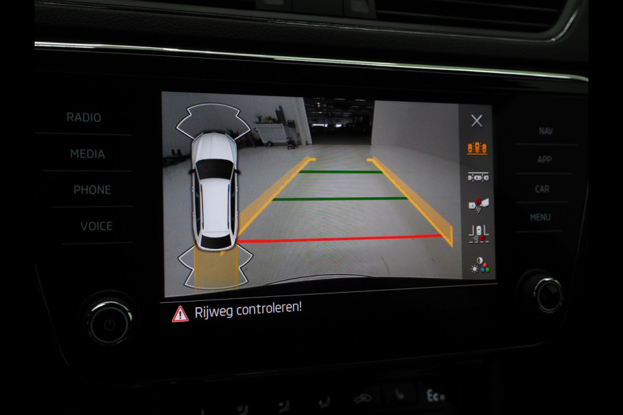 Škoda Superb Combi 1.4 TSI iV Sportline | Sportstoelen | Adaptive Cruise | Trekhaak | Keyless | Camera | Memory | Sfeerlicht