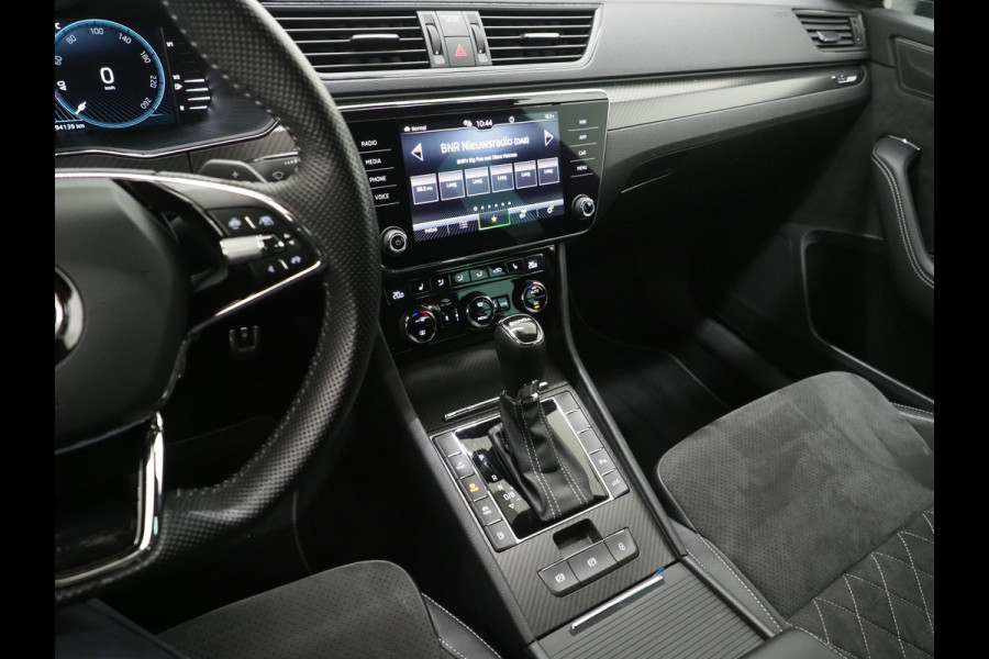 Škoda Superb Combi 1.4 TSI iV Sportline | Sportstoelen | Adaptive Cruise | Trekhaak | Keyless | Camera | Memory | Sfeerlicht