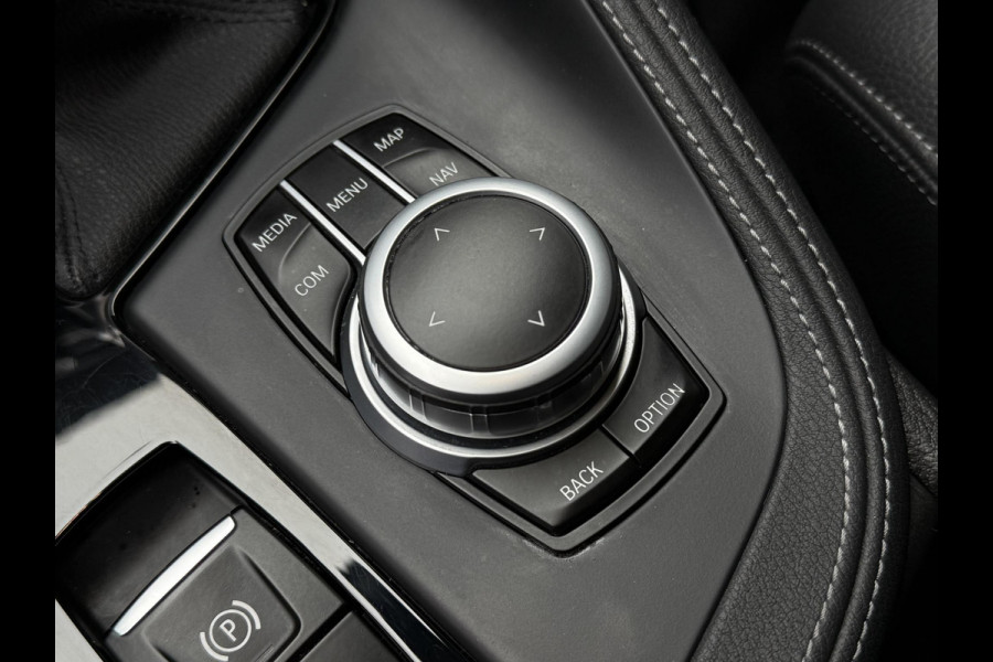 BMW X1 sDrive20i VDL Nedcar Edition | PANORAMA | 19 INCH LM VELGEN | SPORTSTOELEN | ADAPT. CRUISE | SPORTSTOELEN | CAMERA |