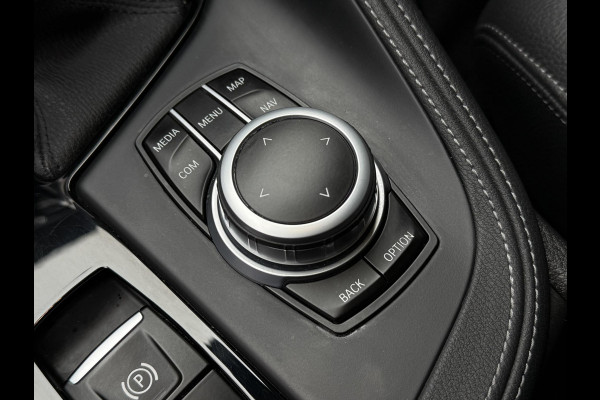 BMW X1 sDrive20i VDL Nedcar Edition | PANORAMA | 19 INCH LM VELGEN | SPORTSTOELEN | ADAPT. CRUISE | SPORTSTOELEN | CAMERA |