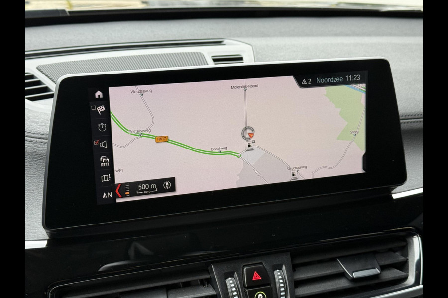 BMW X1 sDrive20i VDL Nedcar Edition | PANORAMA | 19 INCH LM VELGEN | SPORTSTOELEN | ADAPT. CRUISE | SPORTSTOELEN | CAMERA |