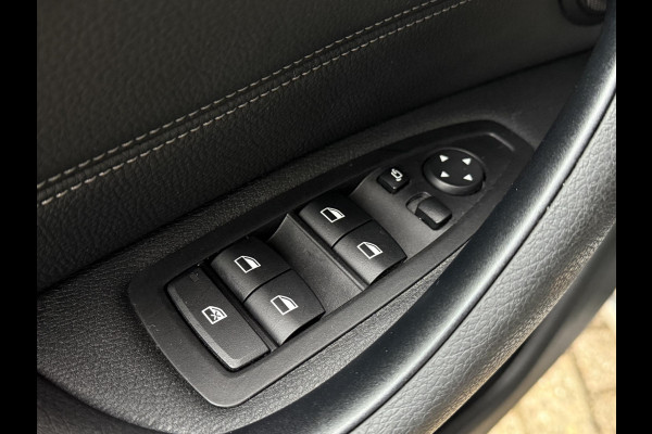 BMW X1 sDrive20i VDL Nedcar Edition | PANORAMA | 19 INCH LM VELGEN | SPORTSTOELEN | ADAPT. CRUISE | SPORTSTOELEN | CAMERA |