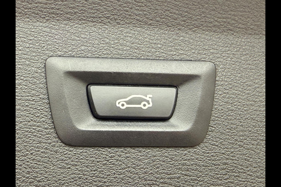 BMW X1 sDrive20i VDL Nedcar Edition | PANORAMA | 19 INCH LM VELGEN | SPORTSTOELEN | ADAPT. CRUISE | SPORTSTOELEN | CAMERA |