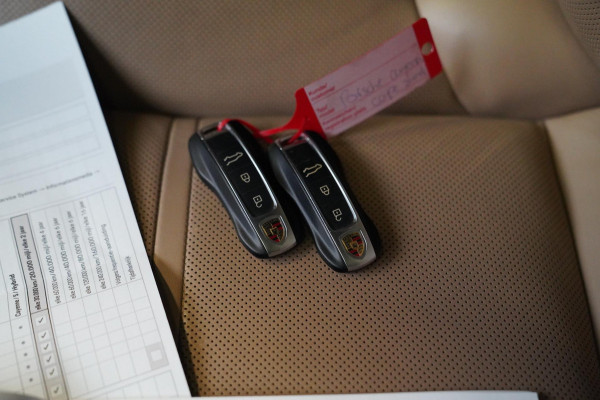 Porsche Cayenne Coupé 3.0 E-Hybrid Platinum Edition | Sport Design | Massage | Adaptieve cruise | Dealer onderhouden | 22 inch |