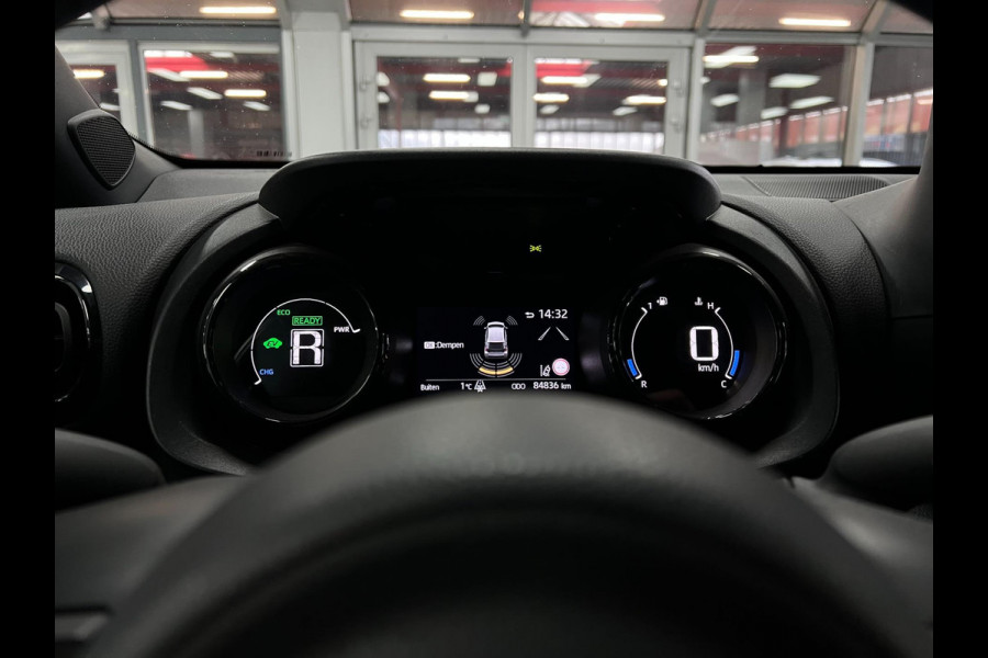 Toyota Yaris 1.5 Hybrid Bi-Tone| Head-up | PDC | Cam| Cruise
