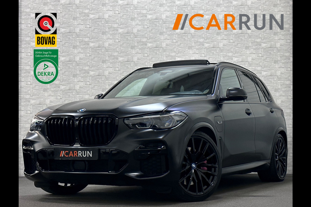 BMW X5 45e | M Sportseats | Frozen Black | Carbon | 360 Camera | Skylounce | ACC | Stoel Massage & Ventilatie | Indiv. Leder | Laser-LE Softclose | Achterasbesturing | Glasapplicatie | Displaykey | Stuur en achterbank verwarming | TH | 4-Zone | Isolatieglas | 22" | Bovag garantie.