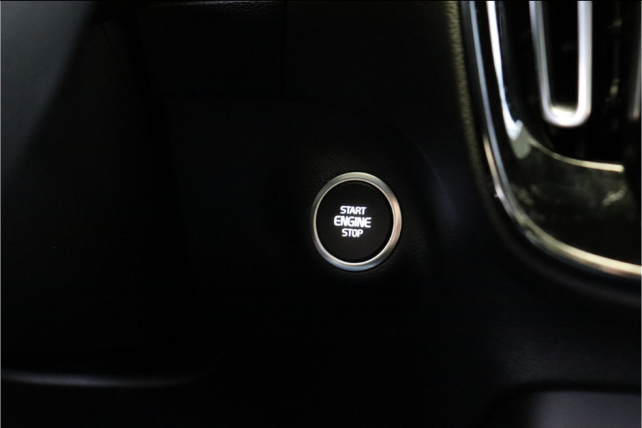Volvo XC40 1.5 T3 R-Design **Lane assist/Resign lederen stoelen/Zwarte hemel/DAB**