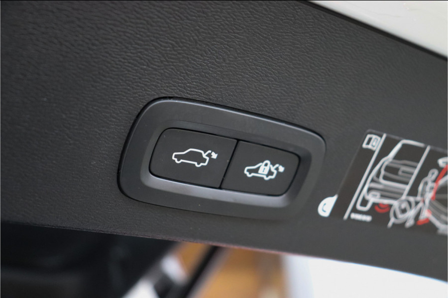 Volvo XC40 1.5 T3 R-Design **Lane assist/Resign lederen stoelen/Zwarte hemel/DAB**