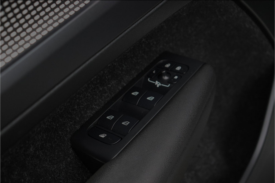 Volvo XC40 1.5 T3 R-Design **Lane assist/Resign lederen stoelen/Zwarte hemel/DAB**