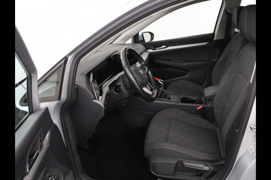 Volkswagen Golf 1.0 TSI Life | Trekhaak | Camera | Adaptive cruise | Sfeerverlichting | Carplay | Navigatie | Parkeerhulp | Climate control | Bluetooth