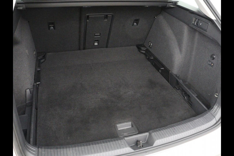 Volkswagen Golf 1.0 TSI Life | Trekhaak | Camera | Adaptive cruise | Sfeerverlichting | Carplay | Navigatie | Parkeerhulp | Climate control | Bluetooth