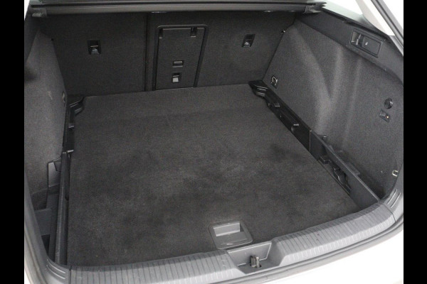 Volkswagen Golf 1.0 TSI Life | Trekhaak | Camera | Adaptive cruise | Sfeerverlichting | Carplay | Navigatie | Parkeerhulp | Climate control | Bluetooth