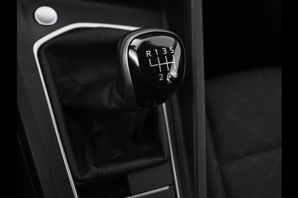 Volkswagen Golf 1.0 TSI Life | Trekhaak | Camera | Adaptive cruise | Sfeerverlichting | Carplay | Navigatie | Parkeerhulp | Climate control | Bluetooth