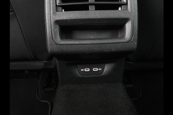 Volkswagen Golf 1.0 TSI Life | Trekhaak | Camera | Adaptive cruise | Sfeerverlichting | Carplay | Navigatie | Parkeerhulp | Climate control | Bluetooth