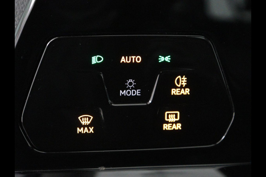 Volkswagen Golf 1.0 TSI Life | Trekhaak | Camera | Adaptive cruise | Sfeerverlichting | Carplay | Navigatie | Parkeerhulp | Climate control | Bluetooth