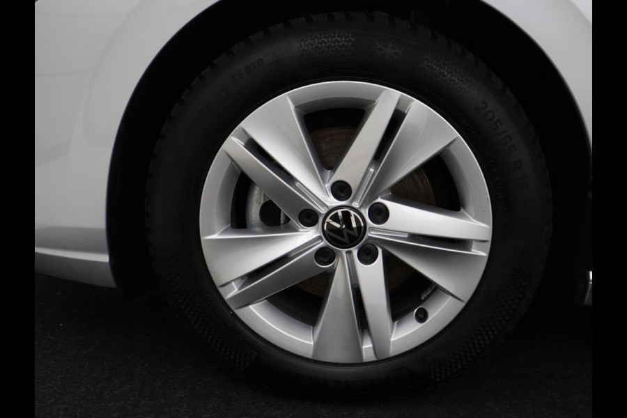 Volkswagen Golf 1.0 TSI Life | Trekhaak | Camera | Adaptive cruise | Sfeerverlichting | Carplay | Navigatie | Parkeerhulp | Climate control | Bluetooth