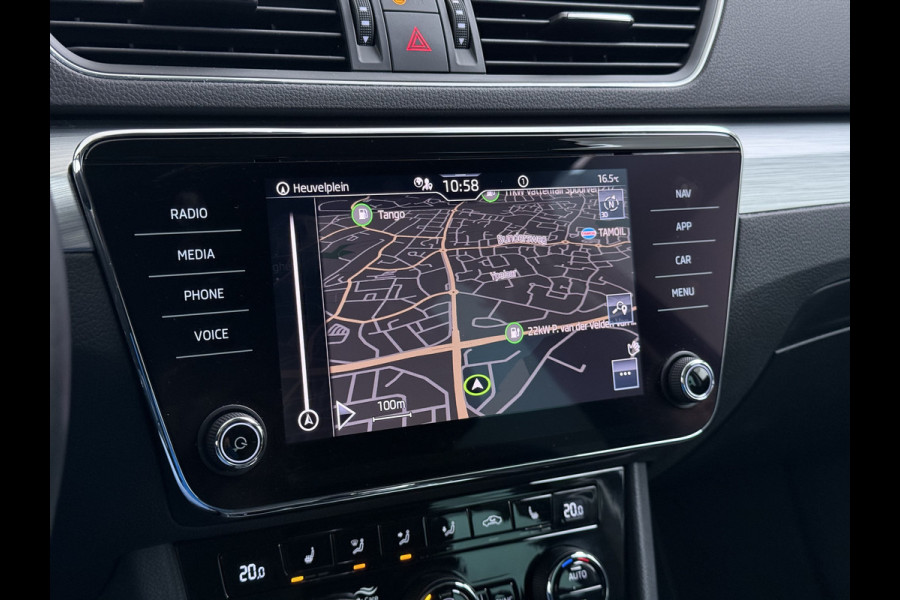 Škoda Superb Combi 1.5TSI DSG Automaat Trekhaak Elek.Stoel+Memory+Verwarmd Navi Ecc Apple Carplay Android Auto Pdc ACT Business Edition Cruise Control DAB Led Lmv Regen-/lichtsensor Privacy Glas Keyless Verwarmde Voorruit Comfort Pack Origineel Nederlandse Auto