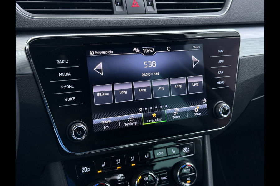 Škoda Superb Combi 1.5TSI DSG Automaat Trekhaak Elek.Stoel+Memory+Verwarmd Navi Ecc Apple Carplay Android Auto Pdc ACT Business Edition Cruise Control DAB Led Lmv Regen-/lichtsensor Privacy Glas Keyless Verwarmde Voorruit Comfort Pack Origineel Nederlandse Auto