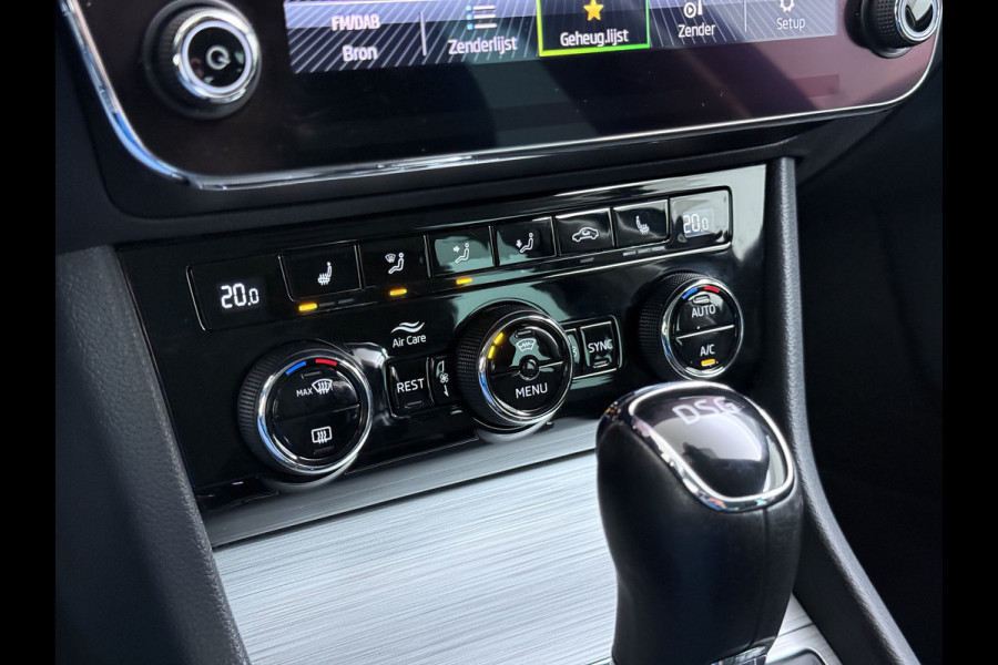 Škoda Superb Combi 1.5TSI DSG Automaat Trekhaak Elek.Stoel+Memory+Verwarmd Navi Ecc Apple Carplay Android Auto Pdc ACT Business Edition Cruise Control DAB Led Lmv Regen-/lichtsensor Privacy Glas Keyless Verwarmde Voorruit Comfort Pack Origineel Nederlandse Auto