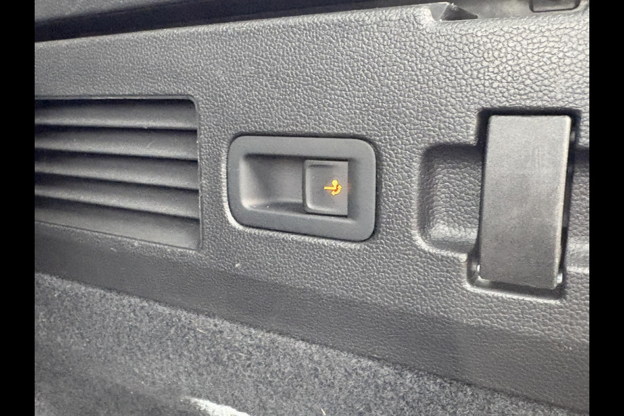 Volkswagen Arteon Shooting Brake 1.4 TSI eHybrid Elegance Business+ | Wegklapbare Trekhaak | Stoelverwarming | Stuurwielverwarming | Camera | Side Assist | Comfort stoelen elektrisch verstelbaar