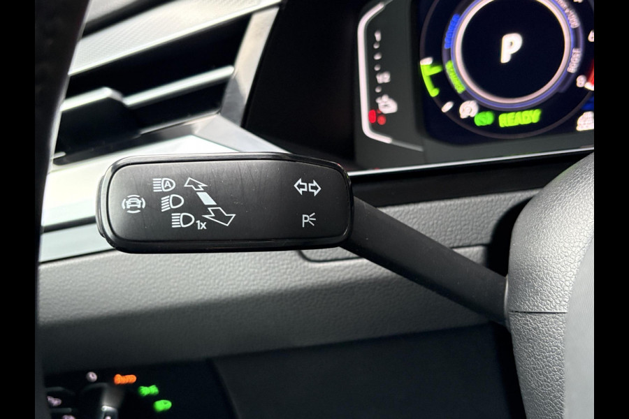 Volkswagen Arteon Shooting Brake 1.4 TSI eHybrid Elegance Business+ | Wegklapbare Trekhaak | Stoelverwarming | Stuurwielverwarming | Camera | Side Assist | Comfort stoelen elektrisch verstelbaar