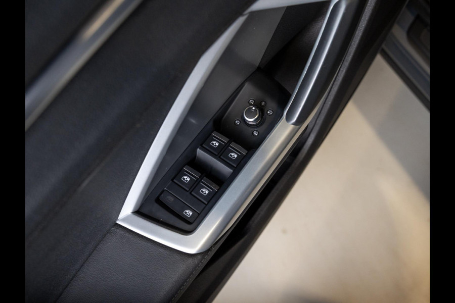 Audi Q3 35 TFSI Pro Line / 150pk / Stoelverwarming / Leder / Dodehoek herkenning /