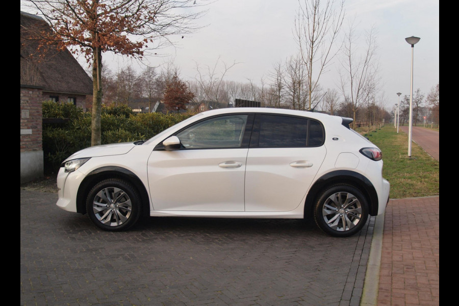 Peugeot e-208 EV Blue Lease Allure 50 kWh | SOH 90% | Camera | Cruise Control | Apple Carplay | NL-Auto |