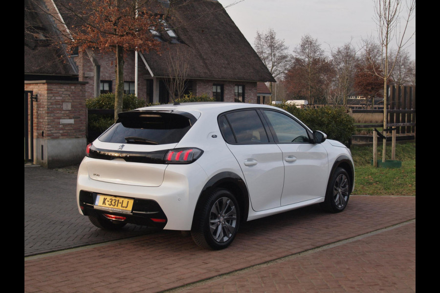 Peugeot e-208 EV Blue Lease Allure 50 kWh | SOH 90% | Camera | Cruise Control | Apple Carplay | NL-Auto |