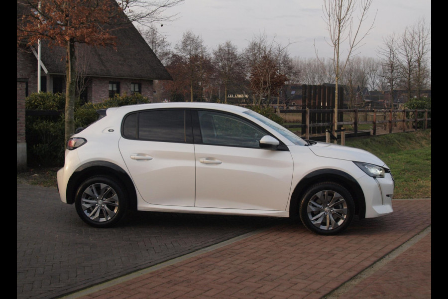Peugeot e-208 EV Blue Lease Allure 50 kWh | SOH 90% | Camera | Cruise Control | Apple Carplay | NL-Auto |